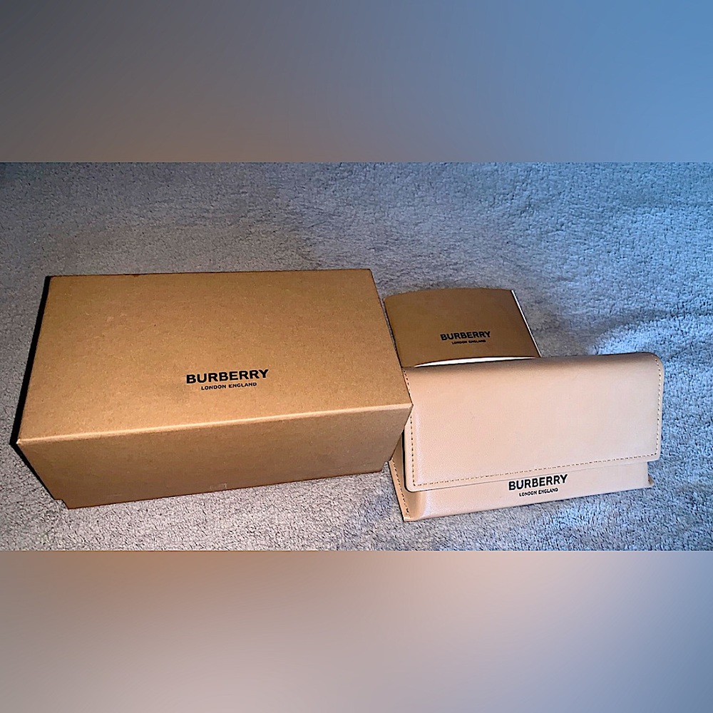 Selling super cute Burberry sunglasses